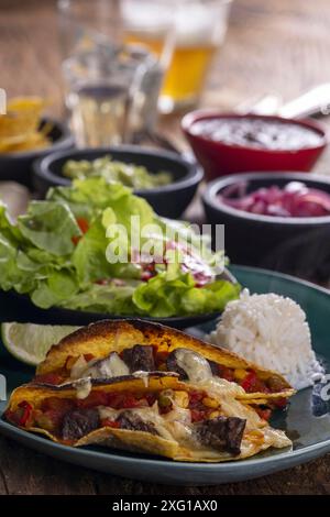 Tacos mexicains sur bois sombre Banque D'Images