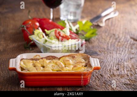 Gratin de pommes de terre dans une cocotte sur bois Banque D'Images