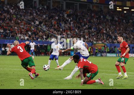 Hambourg, Allemagne. 5 juillet 2024. Nelson Semedo et Francisco Conceicao, du Portugal, regardent leur coéquipier Pepe bloquer un tir de Kylian Mbappe, de France, lors du quart de finale des Championnats d'Europe de l'UEFA au Volksparkstadion, Hambourg. Le crédit photo devrait se lire : Jonathan Moscrop/Sportimage crédit : Sportimage Ltd/Alamy Live News Banque D'Images