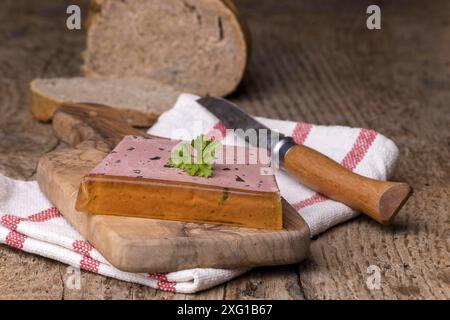 Pâtez avec du pain de seigle sur bois Banque D'Images