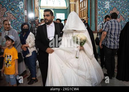 Téhéran, Iran. 05 juillet 2024. Une mariée et un marié vont voter pour le second tour de l'élection présidentielle à la mosquée Hosseinieh Ershad le vendredi 5 juillet 2024. Les Iraniens ont commencé à voter vendredi lors d'un second tour des élections pour remplacer le regretté président Ebrahim Raisi, tué dans un accident d'hélicoptère le mois dernier. (Photo de Sobhan Farajvan/Pacific Press/Sipa USA) crédit : Sipa USA/Alamy Live News Banque D'Images