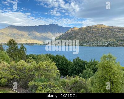 Photo du lac Wakatipu vu depuis Frankton Beach, Queenstown dans la région d'Otago, sur l'île du Sud en Nouvelle-Zélande. Banque D'Images