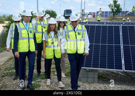 Darvari, Roumanie. 5 juillet 2024 : Sebastian Burduja (C), ministre roumain de l'énergie, et Nicolae Bogdan Codrut Stanescu (R), responsable SAPE, assistent à l’inauguration par la Société de gestion de participation à l’Energie (SAPE) du parc photovoltaïque CEF Darvari 2 composé de 9090 panneaux solaires d’une capacité de 5 MW et d’une batterie de 1 MW. Crédit : Lucian Alecu/Alamy Live News Banque D'Images