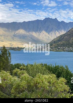 Photo du lac Wakatipu vu depuis Frankton Beach, Queenstown dans la région d'Otago, sur l'île du Sud en Nouvelle-Zélande. Banque D'Images