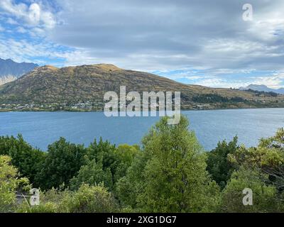 Photo du lac Wakatipu vu depuis Frankton Beach, Queenstown dans la région d'Otago, sur l'île du Sud en Nouvelle-Zélande. Banque D'Images