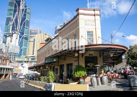 La maison publique de l'hôtel du patrimoine australien dans le quartier Rocks du centre-ville de Sydney avec gratte-ciel de bureau et bâtiment EY, Sydney, Nouvelle-Galles du Sud, Australie Banque D'Images