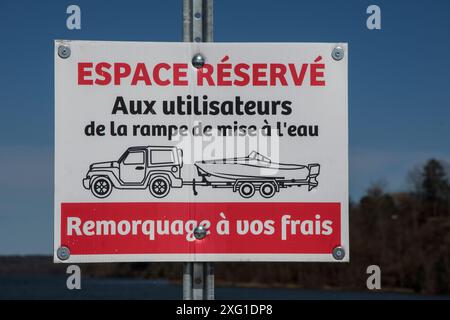 Panneau de stationnement réservé pour remorques de bateaux au quai de Lotbinière, Québec, Canada Banque D'Images