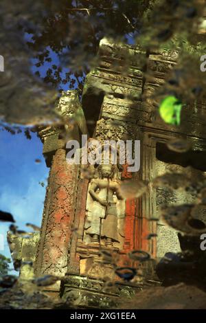 Reflet de l'eau de la figure apsara au temple Ta Prohm à Siem Reap, Cambodge. Banque D'Images