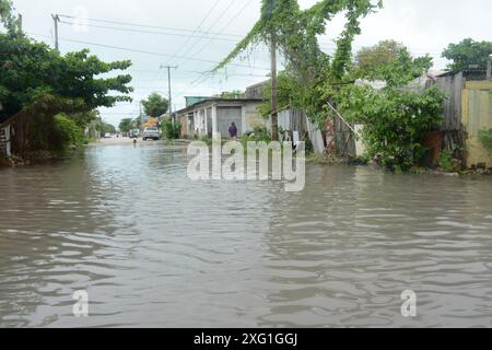 Cancun. 5 juillet 2024. Cette photo prise le 5 juillet 2024 montre une zone inondée après l'arrivée de l'ouragan Beryl, à Cancun, dans l'état de Quintana Roo, au Mexique. Plus d'un million de personnes dans les Caraïbes ont été touchées par l'ouragan Beryl, ont déclaré vendredi les humanitaires de l'ONU. Ouragan de catégorie 4 qui a fait au moins 11 morts à ce jour, Beryl a laissé lundi une traînée de destruction à Grenade et Saint-Vincent-et-les Grenadines, puis a touché la Jamaïque mercredi. L'ouragan affecte actuellement le Belize et le Mexique. Crédit : Adolfo Jasso/Xinhua/Alamy Live News Banque D'Images