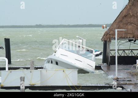 Cancun, Mexique. 5 juillet 2024. Un bateau est vu après l'atterrissage de l'ouragan Beryl, à Cancun, dans l'état de Quintana Roo, Mexique, le 5 juillet, 2024. dans les Caraïbes, plus d'un million de personnes ont été touchées par l'ouragan Beryl, ont déclaré vendredi les humanitaires des Nations Unies. Ouragan de catégorie 4 qui a fait au moins 11 morts à ce jour, Beryl a laissé lundi une traînée de destruction à Grenade et Saint-Vincent-et-les Grenadines, puis a touché la Jamaïque mercredi. L'ouragan affecte actuellement le Belize et le Mexique. Crédit : Adolfo Jasso/Xinhua/Alamy Live News Banque D'Images