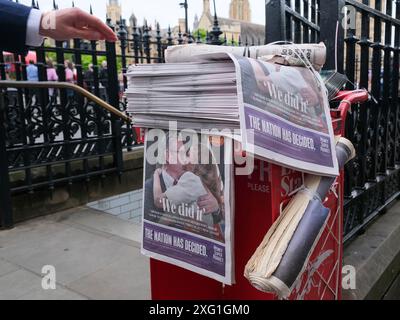 Londres, Royaume-Uni, 5 juillet 2024. Le premier ministre Keir Starmer et son épouse Victoria apparaissent sur la couverture du Evening Standard distribué à l'extérieur de la station de métro Westminster le lendemain des élections générales. Crédit : onzième heure photographie/Alamy Live News Banque D'Images