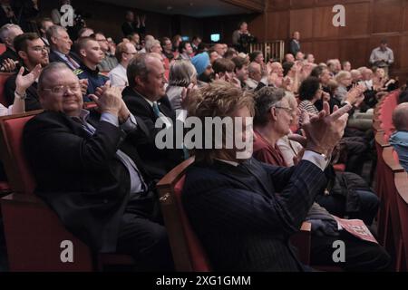 Londres, Royaume-Uni, 5 juillet 2024. Le public, avec Charlie Mullins (fondateur de Pimlico Plumbers vu du côté le plus proche de la photo) lors de la conférence de presse Reform UK tenue après que quatre candidats aient remporté des sièges aux élections générales avec Nigel Farage élu à Clacton, le président du parti Richard TICE (Skegness), Lee Anderson (Ashfield), Rupert Lowe (Great Yarmouth). Lors de la conférence de presse, un cinquième candidat, James McMurdock, a été nommé vainqueur de Basildon South et East Thurrock après un recomptage. Crédit : onzième heure photographie/Alamy Live News Banque D'Images