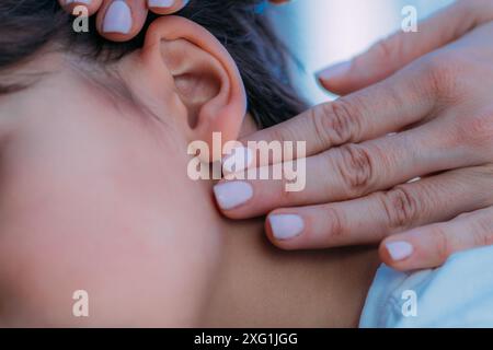 Endocrinologue pédiatrique, examen des ganglions lymphatiques gonflés d'un jeune garçon. Banque D'Images