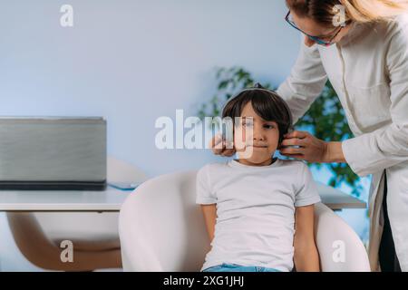 Enfant faisant un test auditif avec audiologiste. Banque D'Images