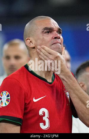 Hambourg. 5 juillet 2024. Pepe du Portugal réagit après le match de quart de finale de l'UEFA Euro 2024 entre le Portugal et la France à Hambourg, en Allemagne, le 5 juillet 2024. Crédit : Peng Ziyang/Xinhua/Alamy Live News Banque D'Images