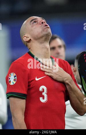 Hambourg. 5 juillet 2024. Pepe du Portugal réagit après le match de quart de finale de l'UEFA Euro 2024 entre le Portugal et la France à Hambourg, en Allemagne, le 5 juillet 2024. Crédit : Peng Ziyang/Xinhua/Alamy Live News Banque D'Images