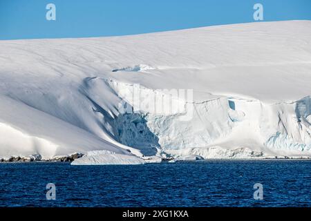 Formations géologiques et bergs de glace autour des îles Melchior, péninsule Antarctique, dimanche 19 novembre 2023. Photo : David Rowland / One-Image.com Banque D'Images