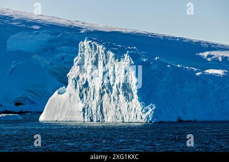 Formations géologiques et bergs de glace autour des îles Melchior, péninsule Antarctique, dimanche 19 novembre 2023. Photo : David Rowland / One-Image.com Banque D'Images