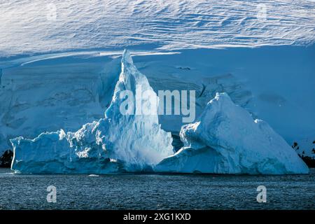 Formations géologiques et bergs de glace autour des îles Melchior, péninsule Antarctique, dimanche 19 novembre 2023. Photo : David Rowland / One-Image.com Banque D'Images