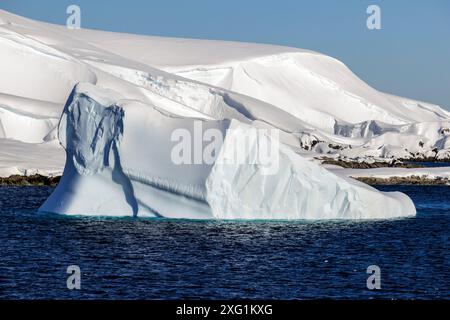 Formations géologiques et bergs de glace autour des îles Melchior, péninsule Antarctique, dimanche 19 novembre 2023. Photo : David Rowland / One-Image.com Banque D'Images