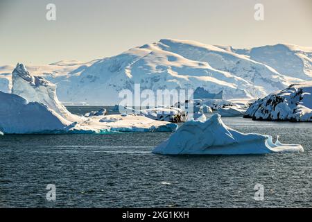 Formations géologiques et bergs de glace autour des îles Melchior, péninsule Antarctique, dimanche 19 novembre 2023. Photo : David Rowland / One-Image.com Banque D'Images