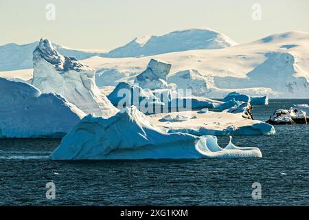 Formations géologiques et bergs de glace autour des îles Melchior, péninsule Antarctique, dimanche 19 novembre 2023. Photo : David Rowland / One-Image.com Banque D'Images