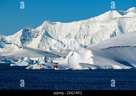 Formations géologiques et bergs de glace autour des îles Melchior, péninsule Antarctique, dimanche 19 novembre 2023. Photo : David Rowland / One-Image.com Banque D'Images