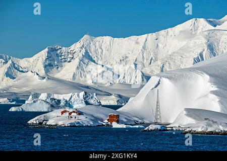 Formations géologiques et bergs de glace autour des îles Melchior, péninsule Antarctique, dimanche 19 novembre 2023. Photo : David Rowland / One-Image.com Banque D'Images