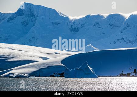 Formations géologiques et bergs de glace autour des îles Melchior, péninsule Antarctique, dimanche 19 novembre 2023. Photo : David Rowland / One-Image.com Banque D'Images