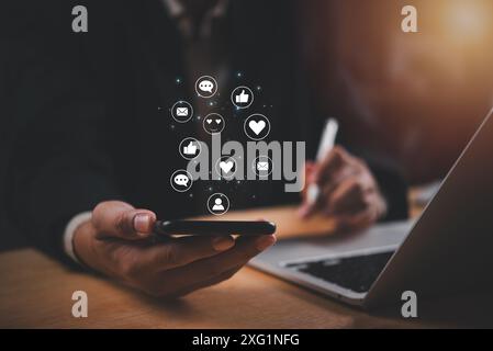 Concept en ligne de réseau de médias sociaux en ligne numérique. Hommes d'affaires utilisant la technologie smartphone communications de travail et chat message multimédia application. Banque D'Images