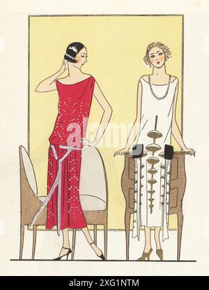 Femmes à la mode en robes de luxe par Jeanne Lanvin, Paris, 1924. Robe d'après-midi en crêpe framboise brodée d'argent, et robe en crêpe blanche brodée d'or. Lithographie pochoir (pochoir) colorée à la main d'après une illustration de Miss Colette, Miss J. Dory, Miss Mariotton, Miss Vitrotto ou Miss Mana tirée de Art, goutte, Beaute, publiée par le magazine de mode AGB, Lyon, 1924. Banque D'Images