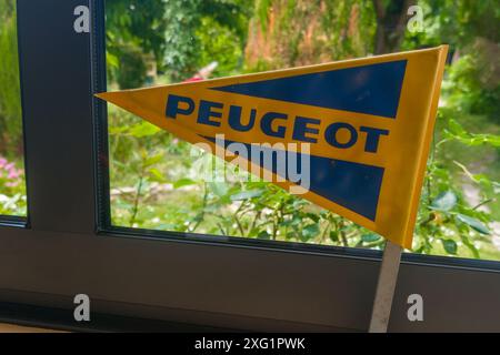 Bordeaux , France - 06 23 2024 : Peugeot ancien logo ancien signe vintage et texte de marque sur la voiture d'événement drapeau 1970 Banque D'Images