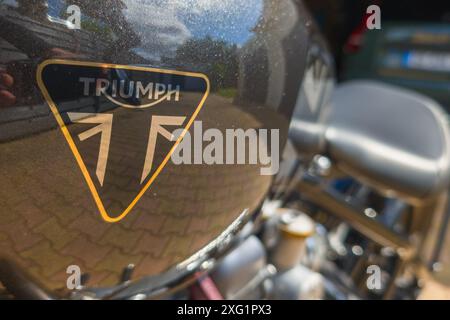 Bordeaux , France - 06 23 2024 : Triumph Bonneville noir Bobber 1200 édition limitée tfc Factory Custom moto bonnie bike Banque D'Images