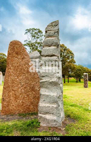 Stone Henge d'Australie, pierres debout sur une colline dans les parcs Centennial Parklands à Glen Innes. Banque D'Images