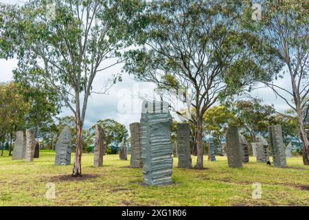 Stone Henge d'Australie, pierres debout sur une colline dans les parcs Centennial Parklands à Glen Innes. Banque D'Images