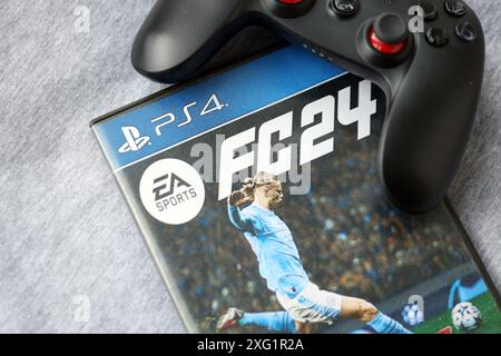 KIEV, UKRAINE - 26 JUIN 2024 FC24 FIFA soccer PS4 boîte de disques de jeu vidéo pour console de jeu. Gros plan sur les disques de jeux vidéo populaires Banque D'Images