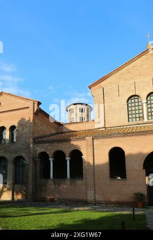 Classe, RA, Italie - 27 avril 2024 : Basilique de Saint Apollinare in classe près de la ville de Ravenne et clocher dans la région Romagne Banque D'Images