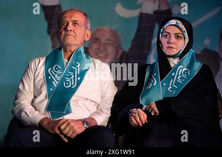 Téhéran, Téhéran, Iran. 5 juillet 2024. Le candidat réformiste à l'élection présidentielle iranienne Masoud Pezeshkian (l), aux côtés de sa fille, assiste à un rassemblement de campagne au stade Heydarnia à Téhéran. (Crédit image : © Sobhan Farajvan/Pacific Press via ZUMA Press Wire) USAGE ÉDITORIAL SEULEMENT! Non destiné à UN USAGE commercial ! Banque D'Images