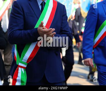 Les maires italiens portent la ceinture tricolore du drapeau italien lors du défilé dans les rues de la ville Banque D'Images