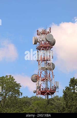 grand téléphone portable imposant et répéteur de signal de télévision avec des antennes paraboliques est une source de pollution électromagnétique très élevée Banque D'Images