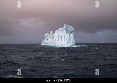 Icebergs dans l'océan Austral, approchant la Géorgie du Sud Banque D'Images