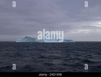 Icebergs dans l'océan Austral, approchant la Géorgie du Sud Banque D'Images