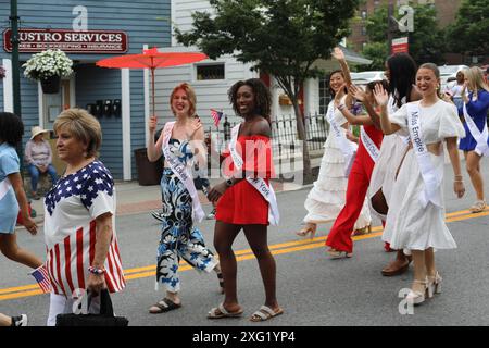 Peekskill, États-Unis. 07 avril 2024. Miss NY Teen délégués et Miss NY délégués marchent dans le défilé du 4 juillet à Peekskill. (Photo de Martina Kolozvaryova/Pacific Press) crédit : Pacific Press Media production Corp./Alamy Live News Banque D'Images