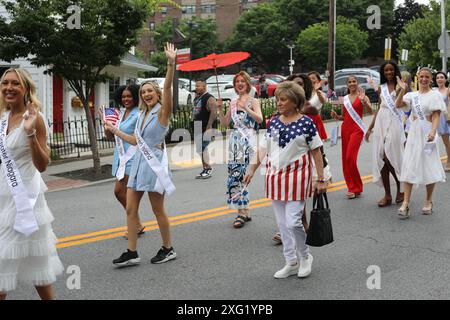 Peekskill, États-Unis. 07 avril 2024. Miss NY Teen délégués et Miss NY délégués marchent dans le défilé du 4 juillet à Peekskill. (Photo de Martina Kolozvaryova/Pacific Press) crédit : Pacific Press Media production Corp./Alamy Live News Banque D'Images