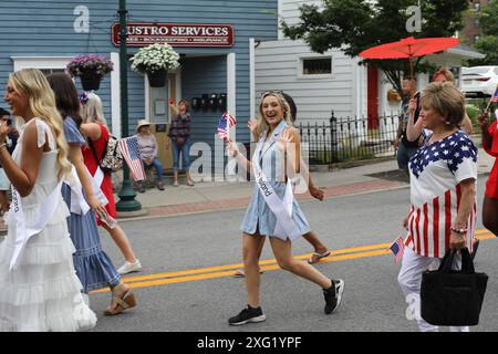 Peekskill, États-Unis. 07 avril 2024. Miss NY Teen délégués et Miss NY délégués marchent dans le défilé du 4 juillet à Peekskill. (Photo de Martina Kolozvaryova/Pacific Press) crédit : Pacific Press Media production Corp./Alamy Live News Banque D'Images