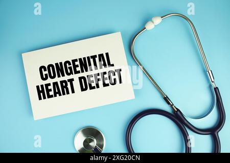 Texte de malformation cardiaque congénitale sur carte de papier avec vue de dessus de stéthoscope sur fond bleu Banque D'Images