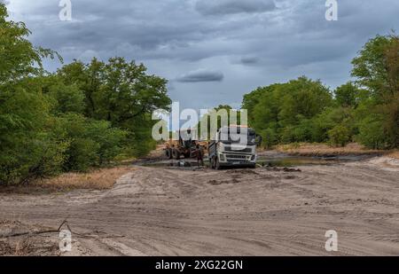 Camion coincé sur un chemin de terre dans le parc national de Chobe, Botswana Banque D'Images