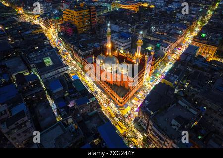 Vue aérienne de la mosquée Nakhoda illuminée la nuit, située dans la ville de Kolkata. Les lumières vibrantes et les rues animées créent une vue fascinante Banque D'Images