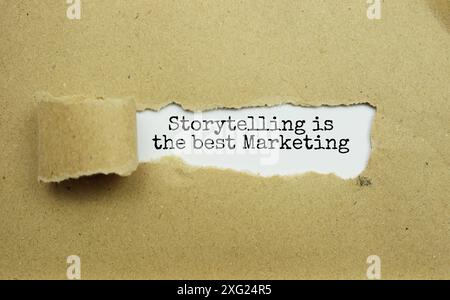 Storytelling est le meilleur message marketing écrit sur papier blanc avec fond de papier déchiré Banque D'Images