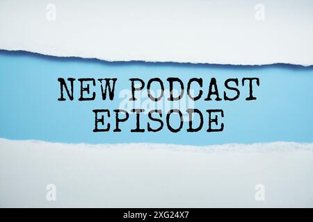 Nouveau message d'épisode Poscast écrit sur papier bleu avec fond de papier déchiré Banque D'Images